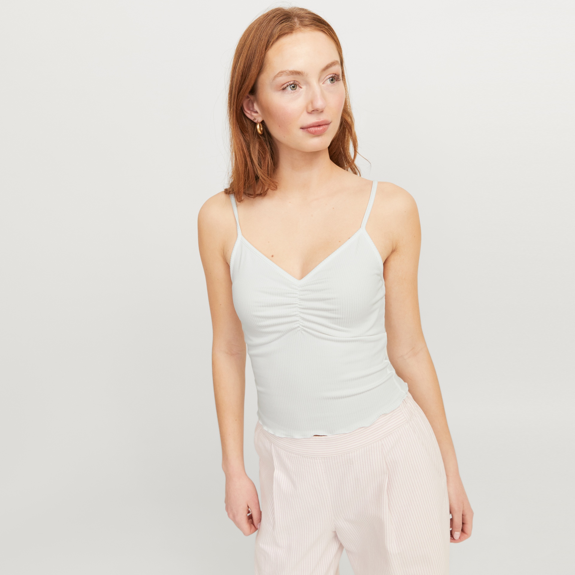 Blusa feminina de alças finas branca com franzido no peito e calças rosa claro