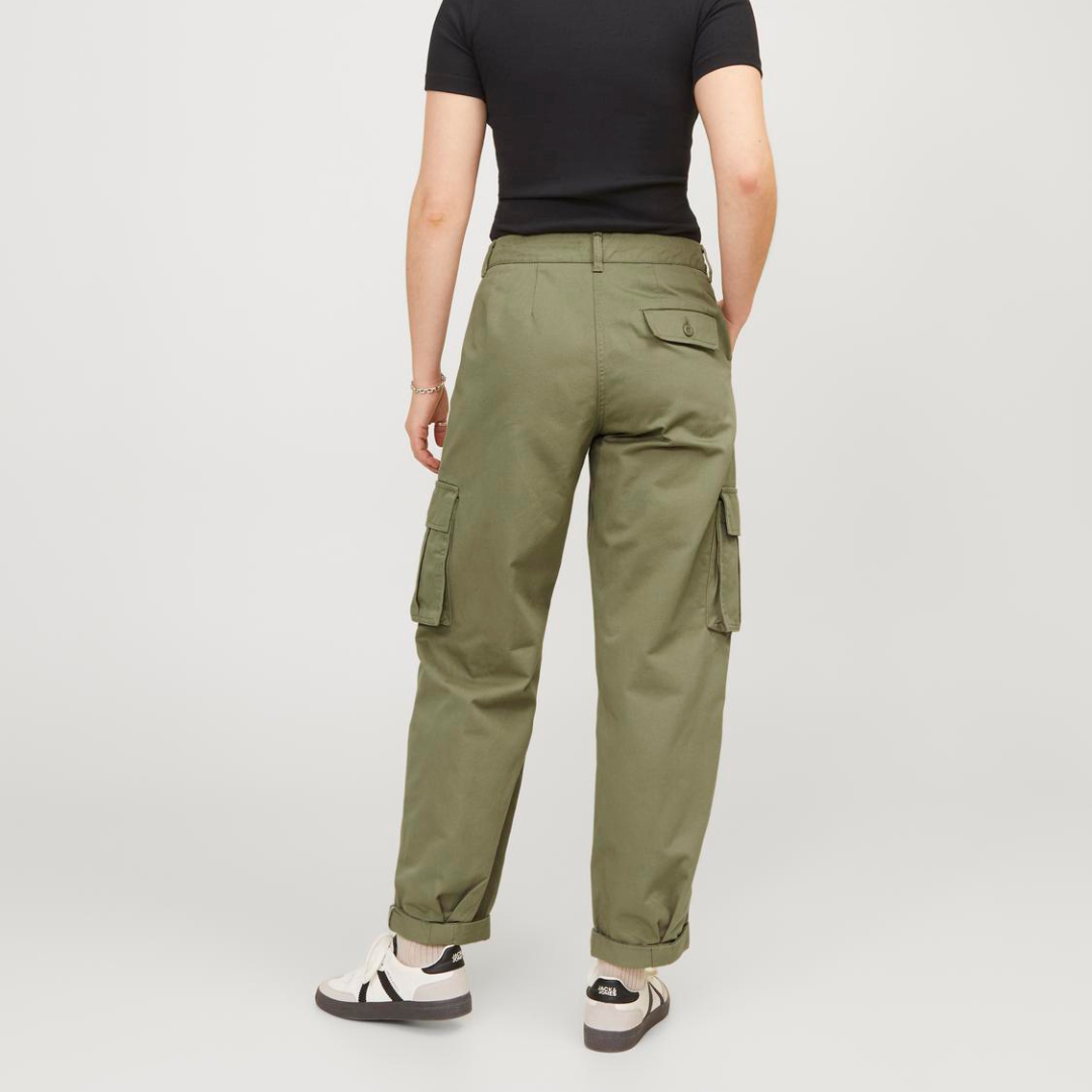 Calças cargo verdes com bolsos grandes e botão, t-shirt preta e sapatilhas brancas e pretas