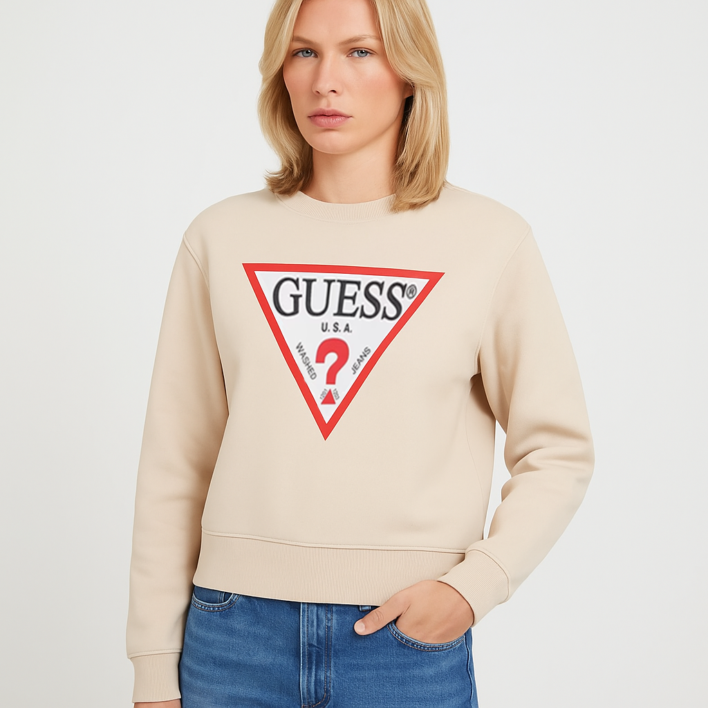 Sweatshirt bege GUESS com logótipo triangular e jeans azul