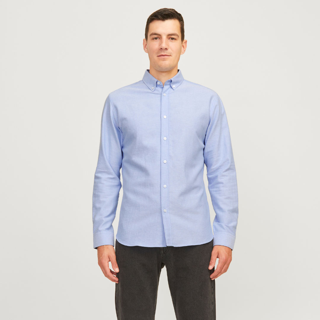 Camisa de homem azul clara com gola abotoada e botões