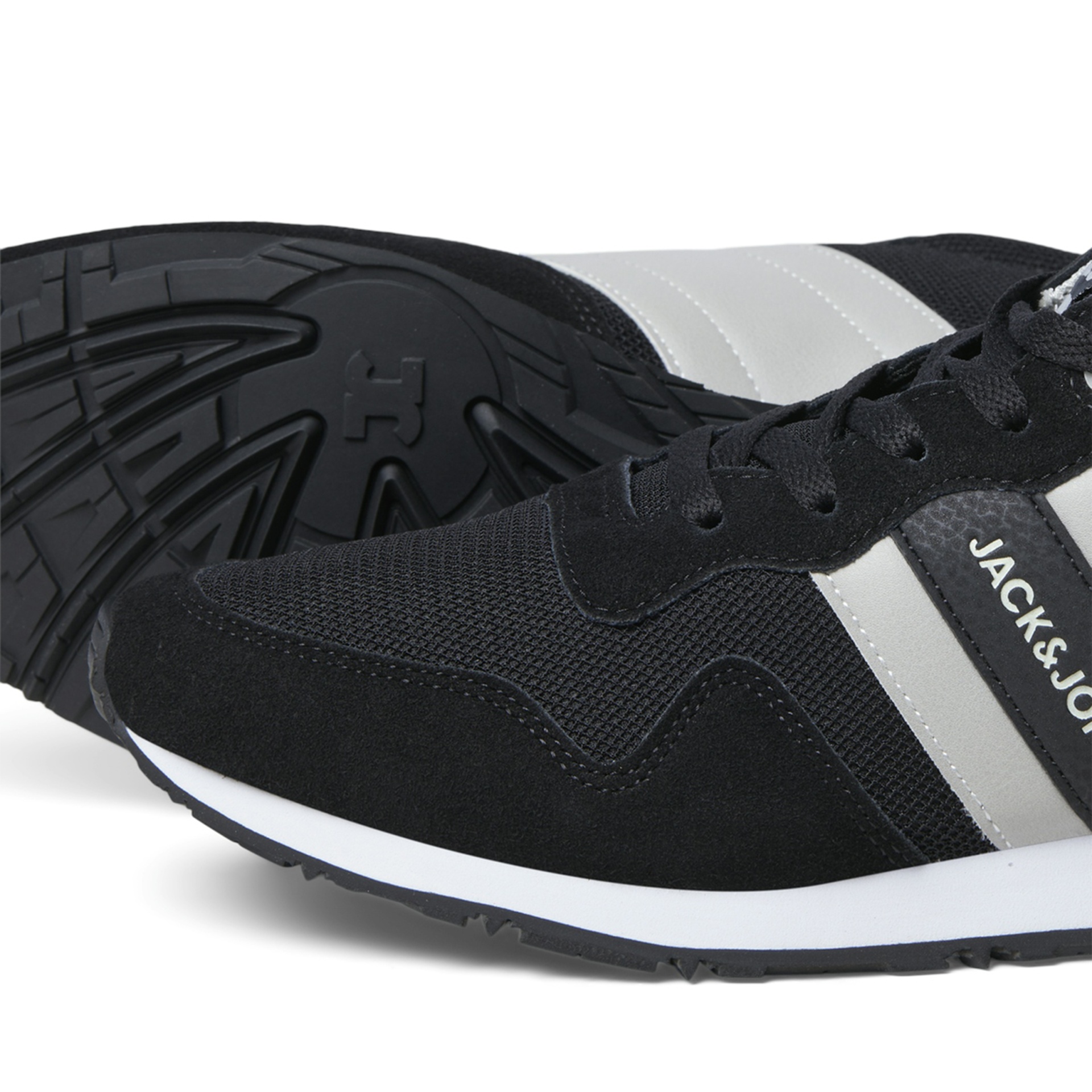 Ténis Jack & Jones preto com faixas brancas e sola preta