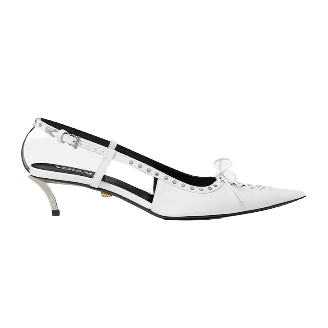 Sapato branco de salto médio fino com detalhes metálicos e laço