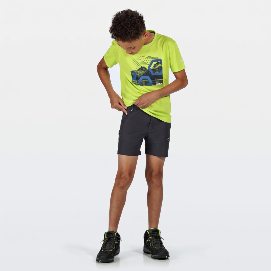 Criança com roupas desportivas em fundo branco