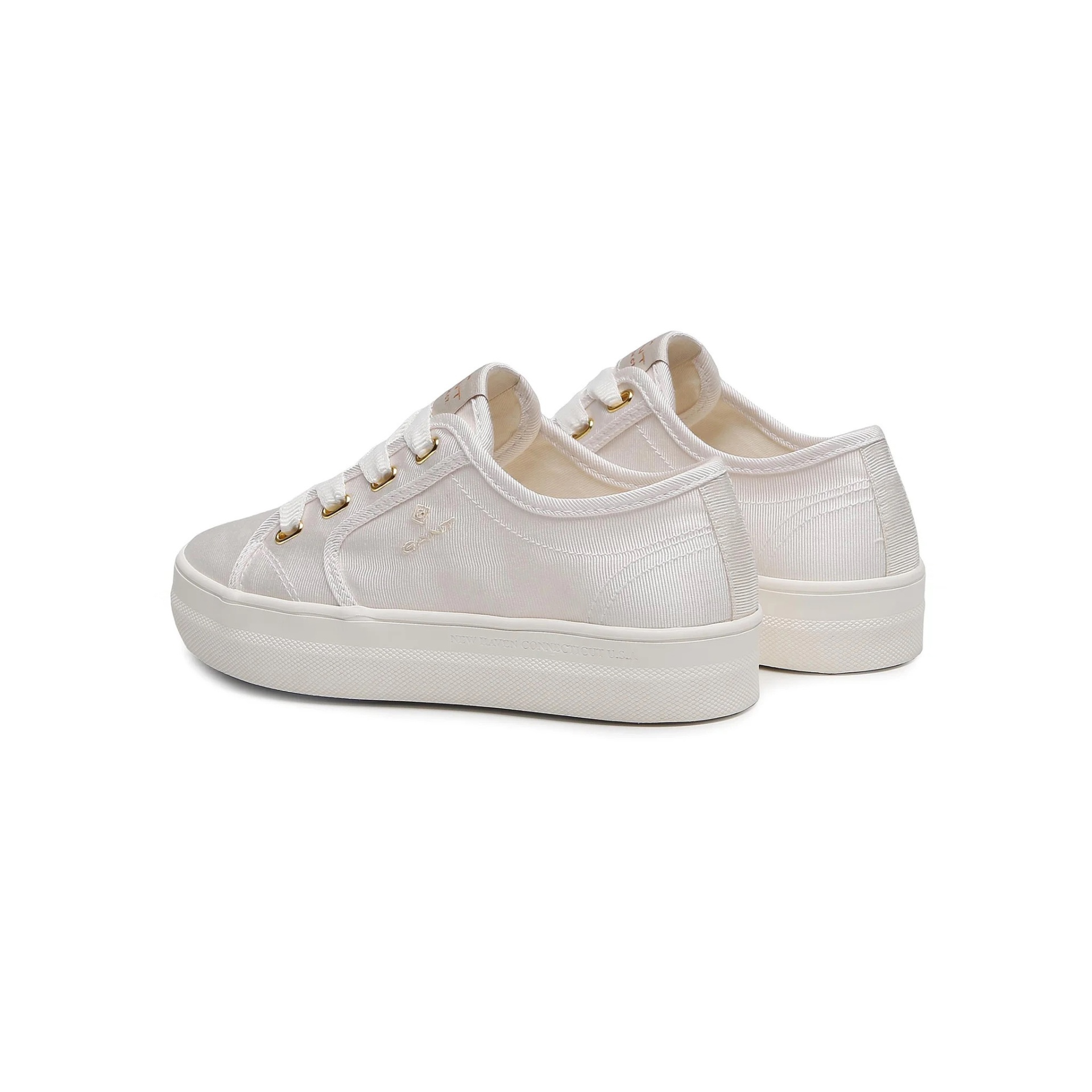 Sapatilhas desportivas brancas com sola de borracha e atacadores.