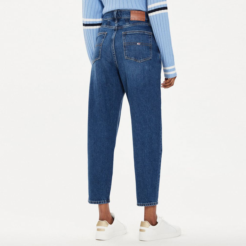 Calças de ganga azuis de cintura alta com etiqueta TOMMY JEANS na cintura, vista de costas