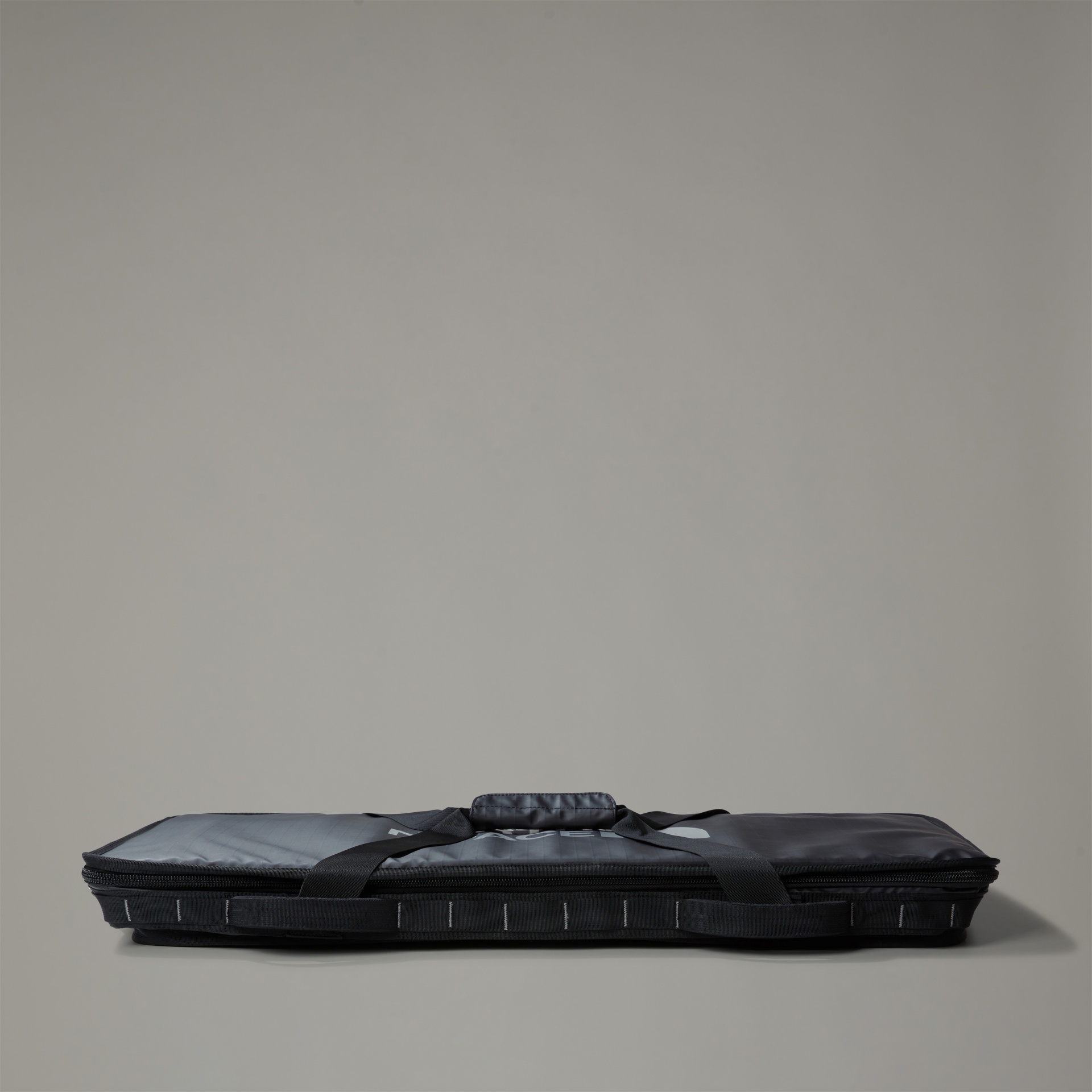 Estojo retangular preto e cinza para transporte com alça