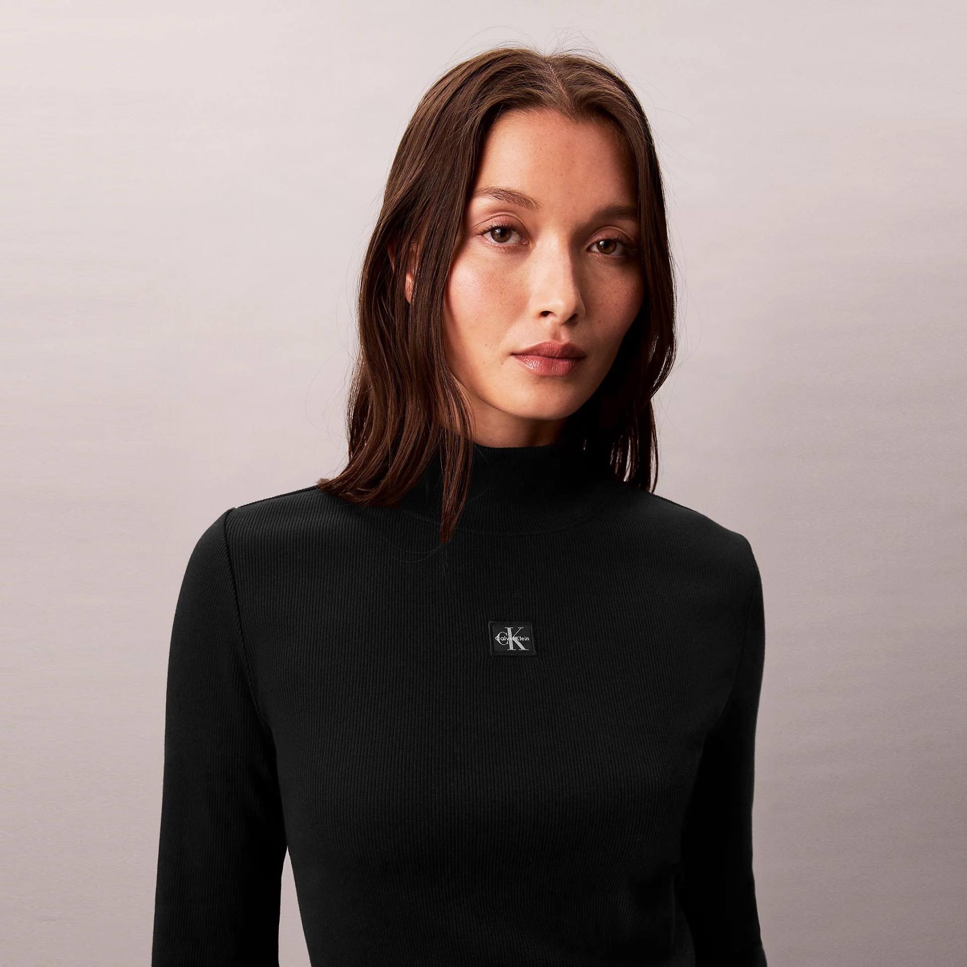 Camisa preta de gola alta com etiqueta Calvin Klein