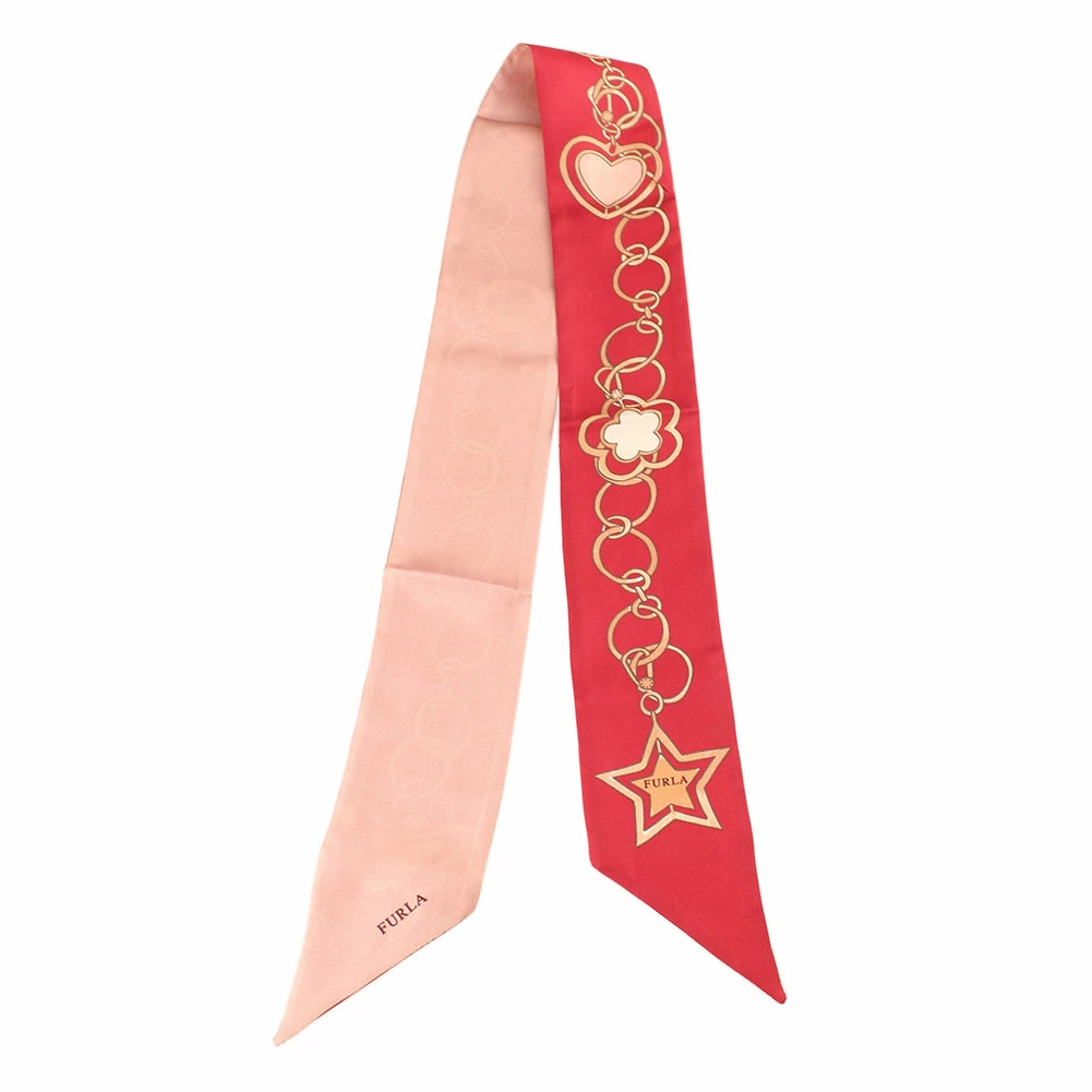 Lenço longo de seda rosa claro e vermelho com padrão de correntes douradas e pendentes e texto FURLA
