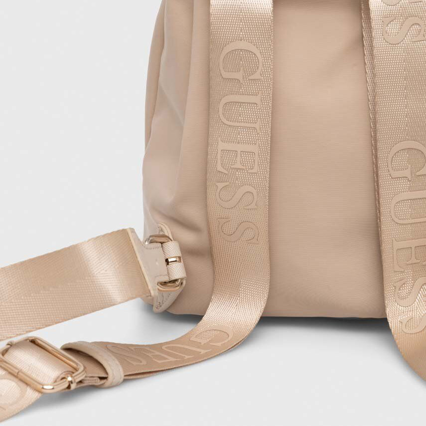 Mochila bege com alças largas e texto GUESS nas alças