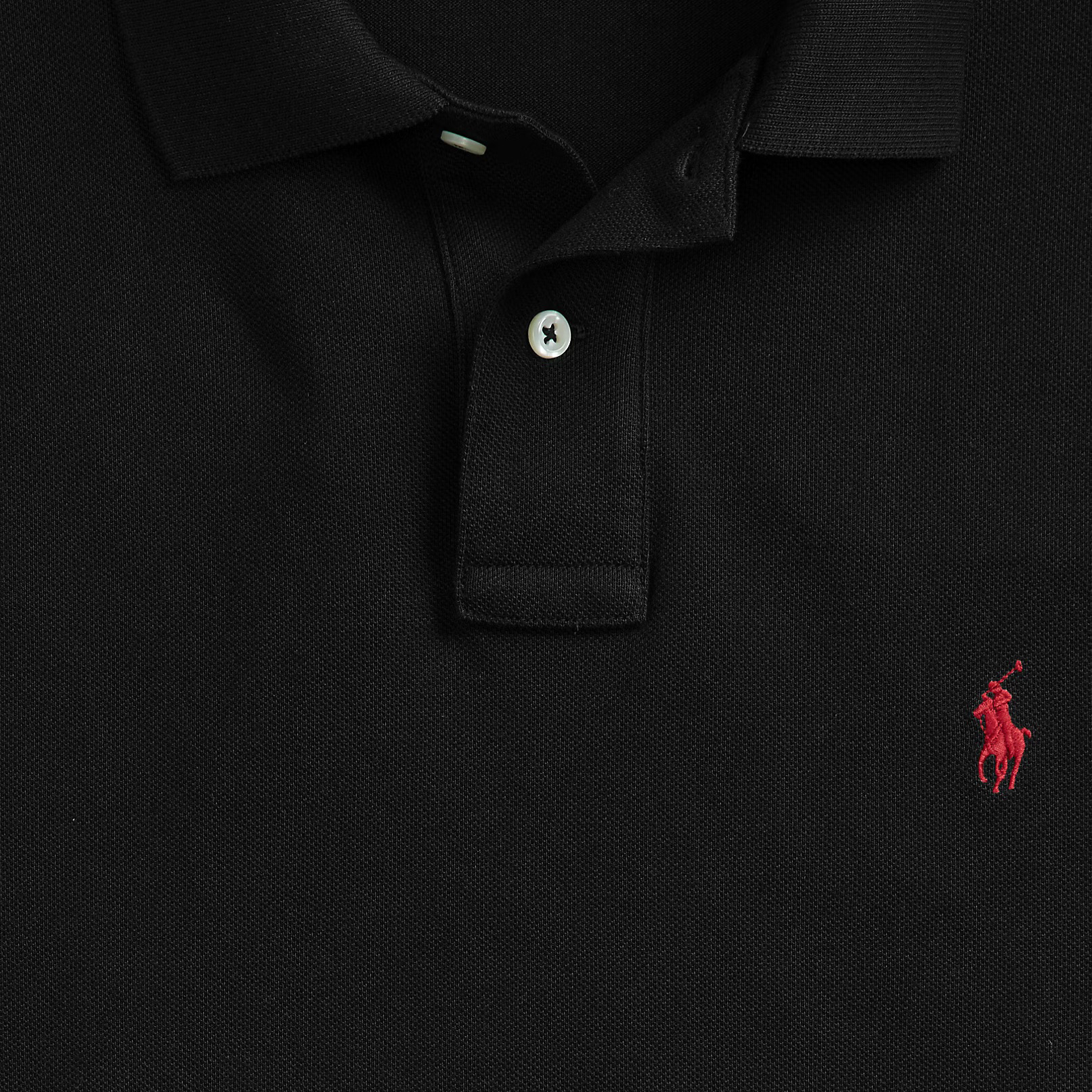 Polo preto com bordado vermelho e botões brancos
