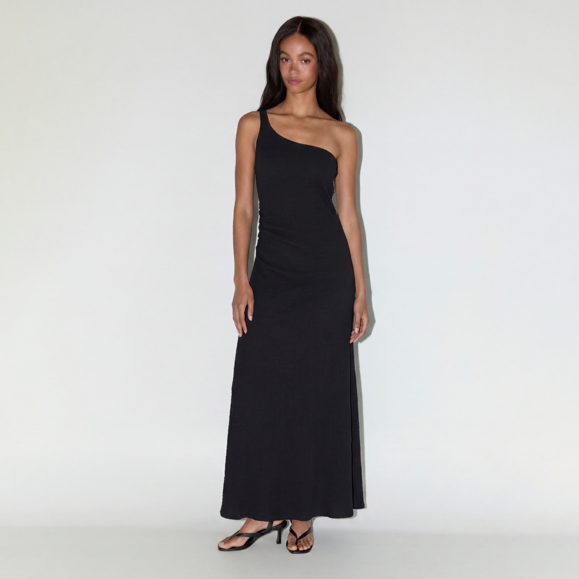 Vestido longo preto de uma alça com tecido liso