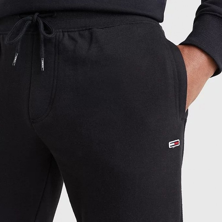 Calças de treino pretas com cordão e logótipo colorido