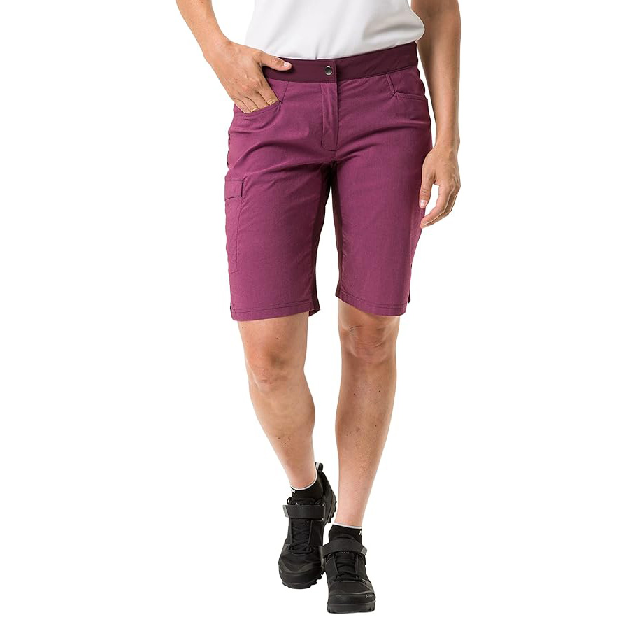 Calções roxos com bolsos usados por pessoa com t-shirt branca e sapatilhas pretas