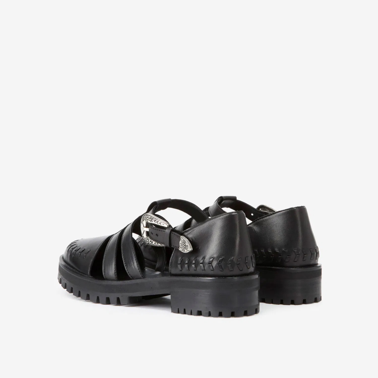 Sapatos pretos de couro com fivelas metálicas e sola grossa