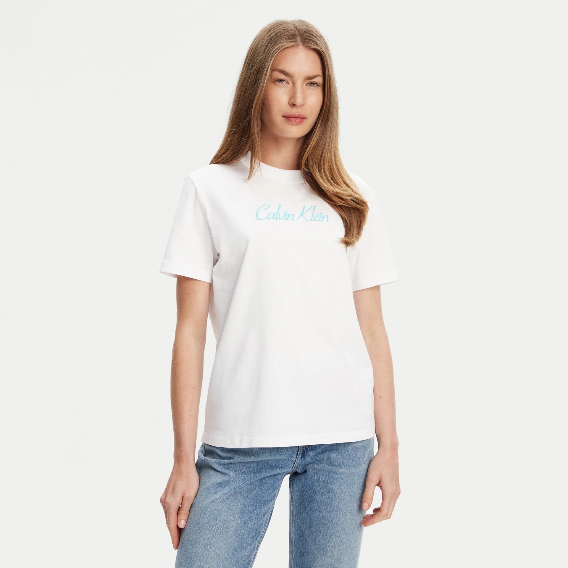 T-shirt branca Calvin Klein com logótipo azul claro e calças de ganga azuis