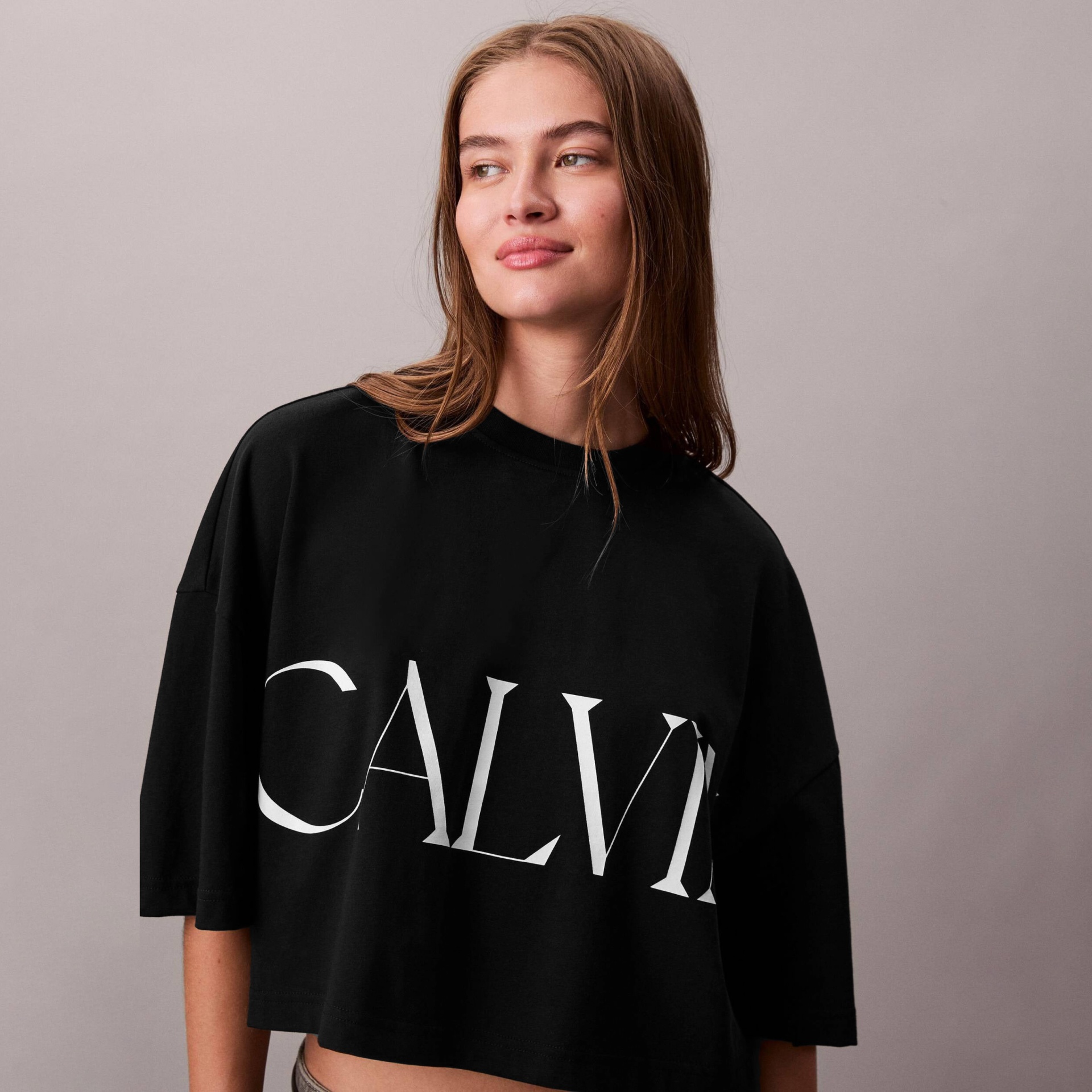 T-shirt cropped preta com letras brancas CALV, roupa feminina.