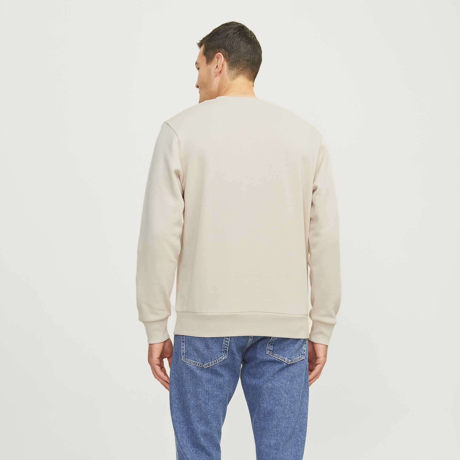 Casaco bege claro de malha visto de costas