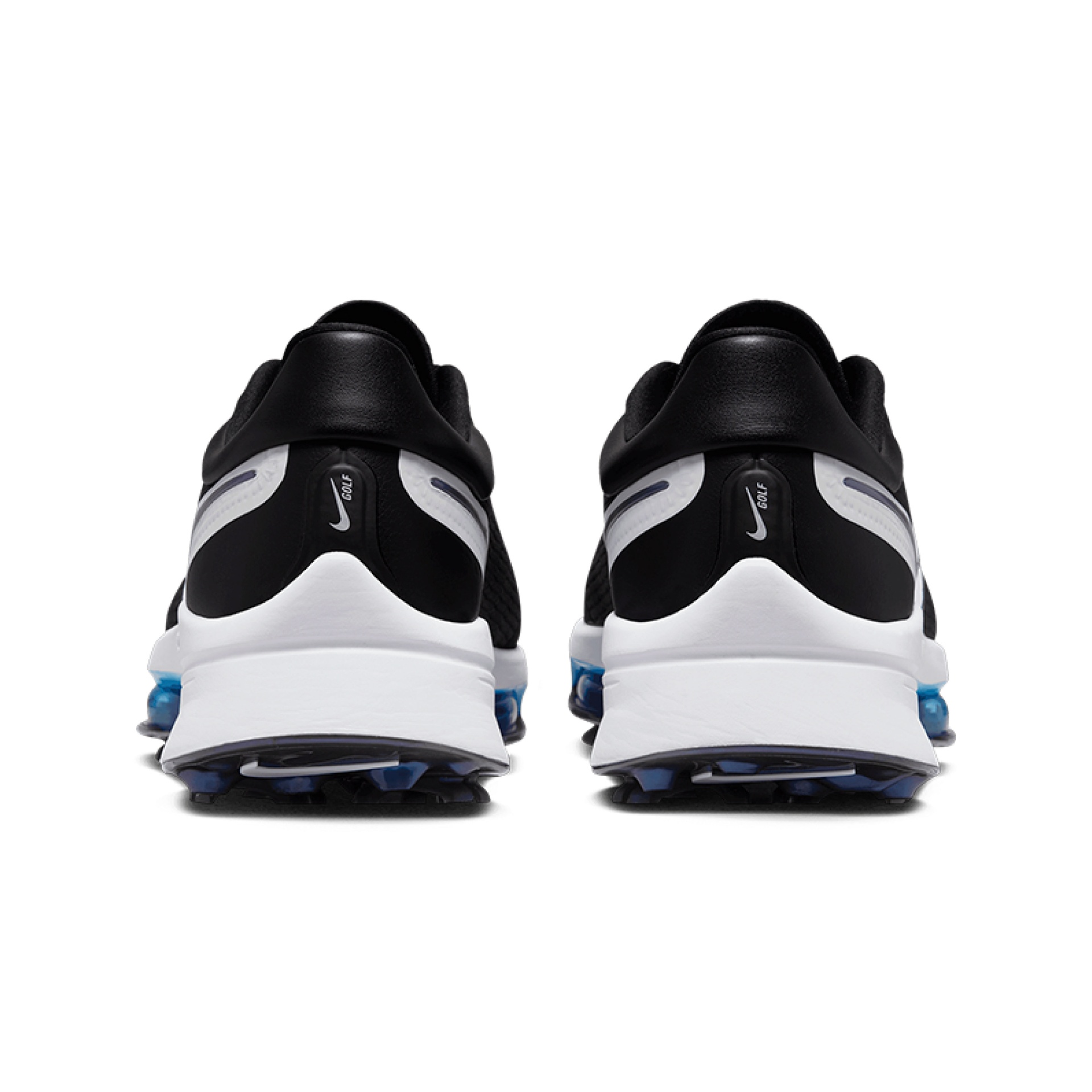 Sapatilhas de golfe Nike pretas e brancas vistas de trás com sola branca e detalhes azuis