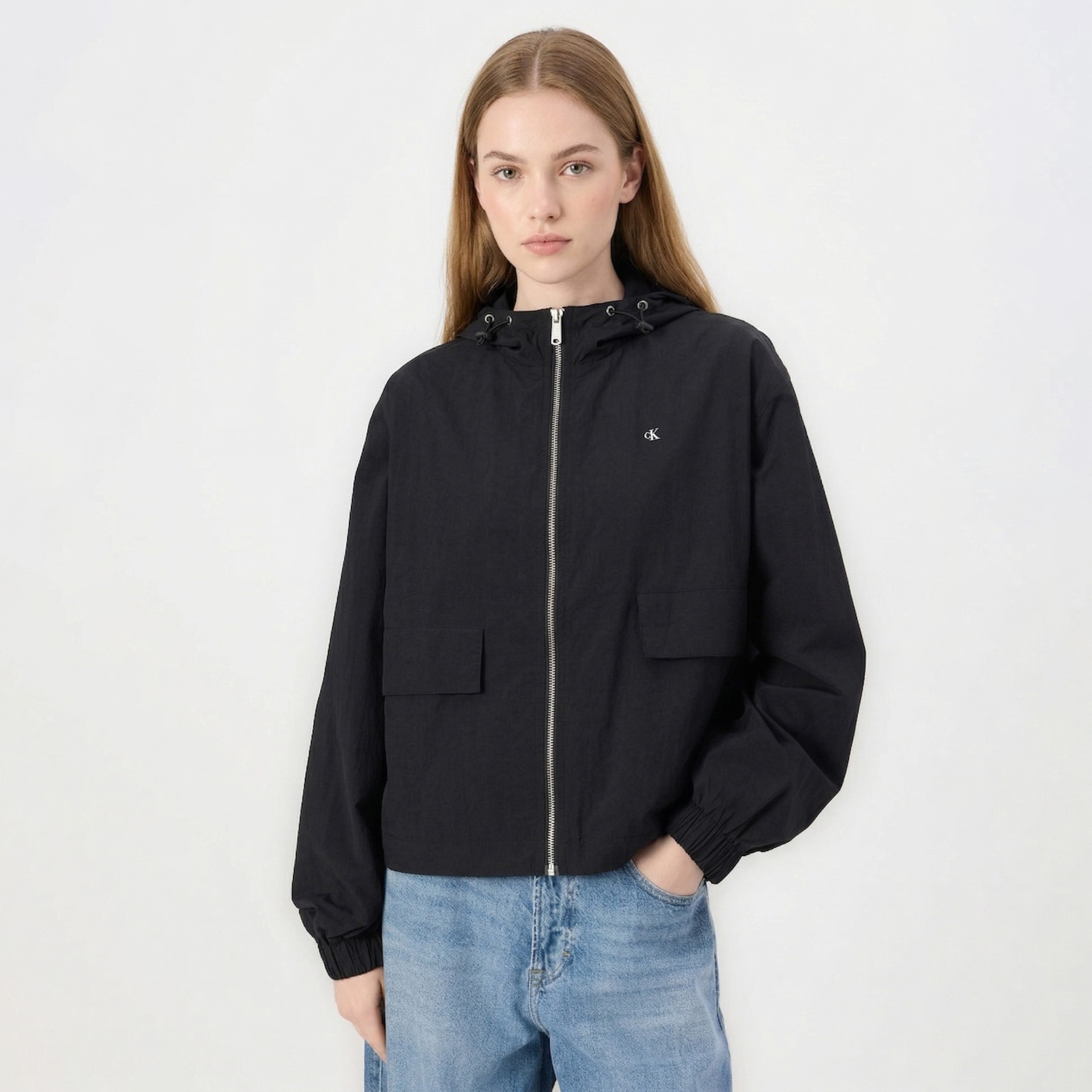 Casaco preto com fecho de correr e capuz usado por mulher