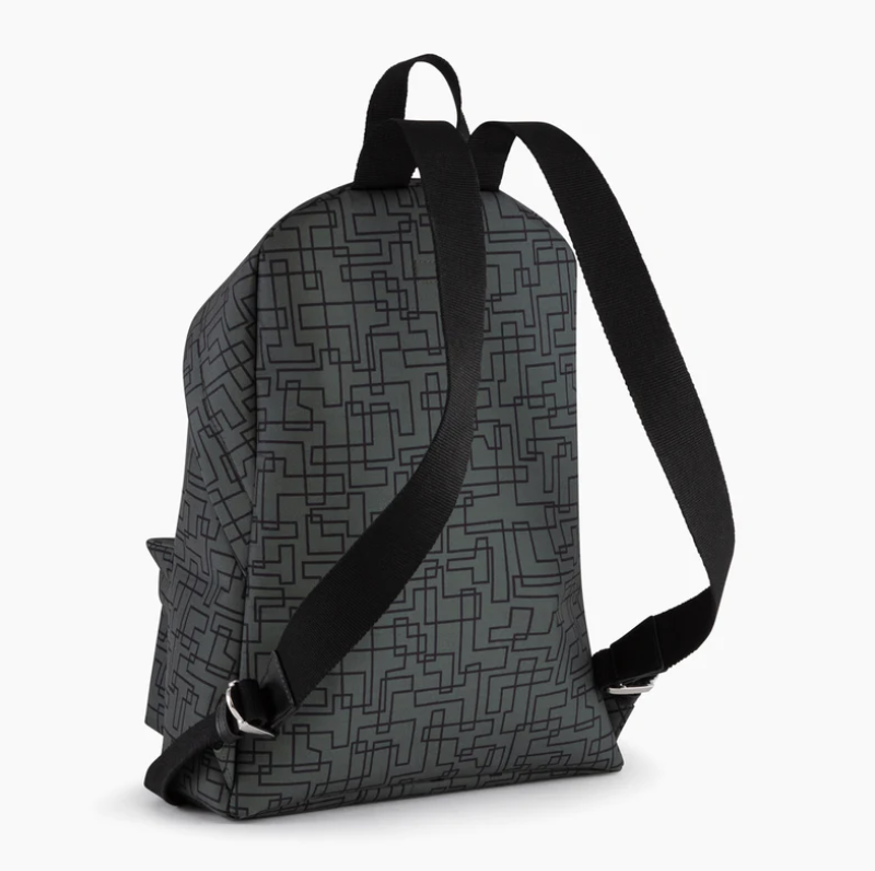 Mochila cinza com padrão geométrico preto e alças pretas