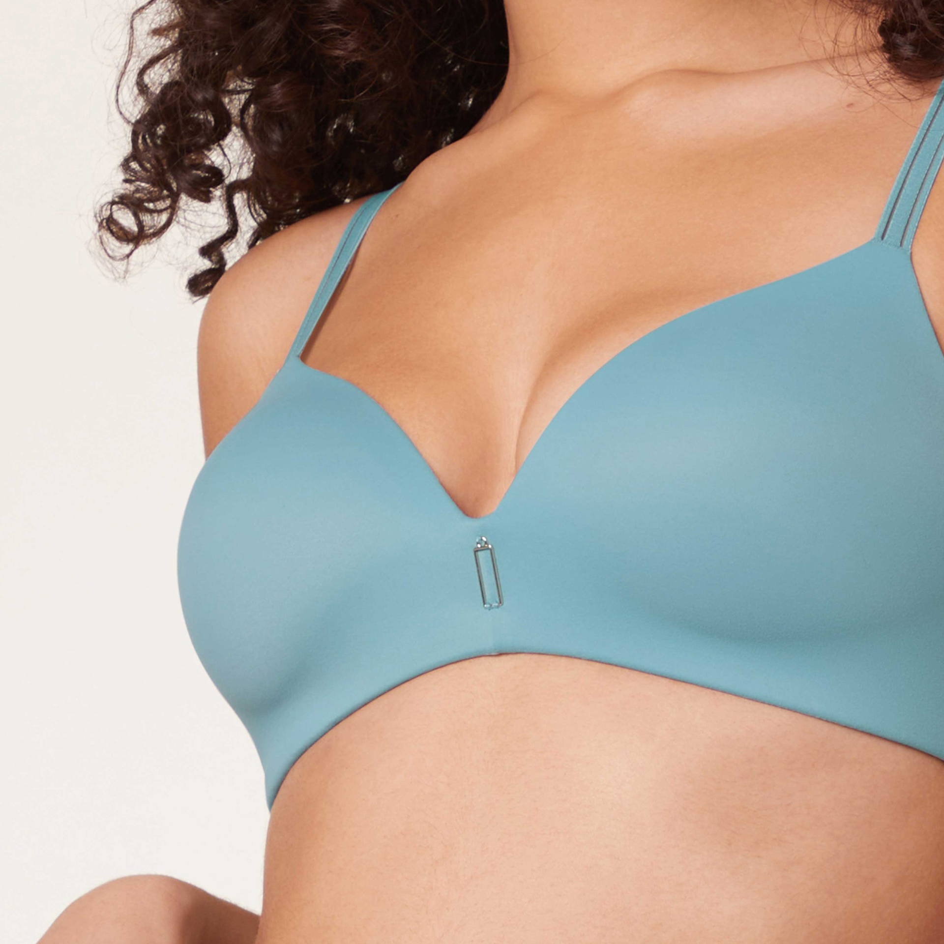 Sutia azul claro com alças duplas e adorno metálico central