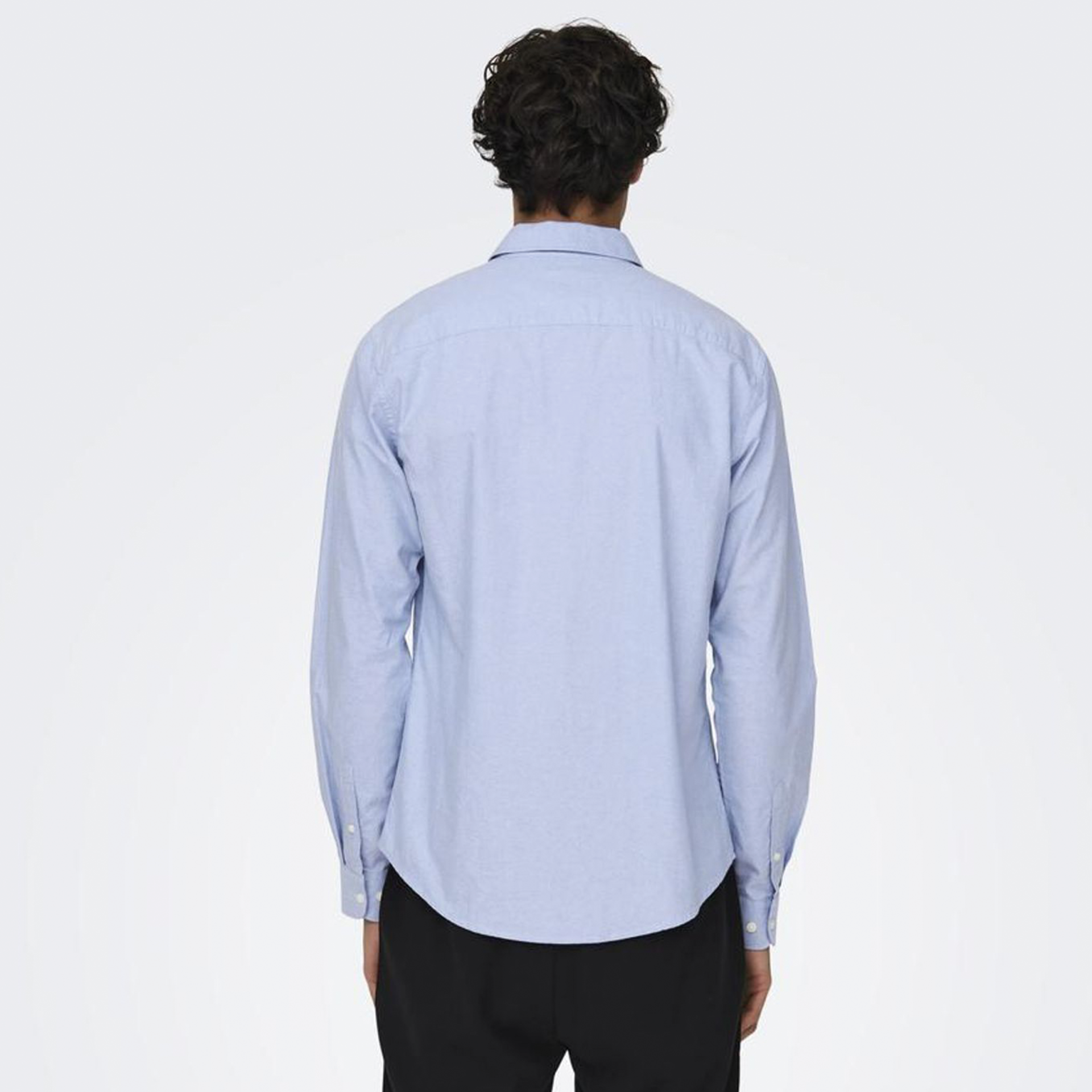 Camisa azul clara de algodão de mangas compridas vista de costas