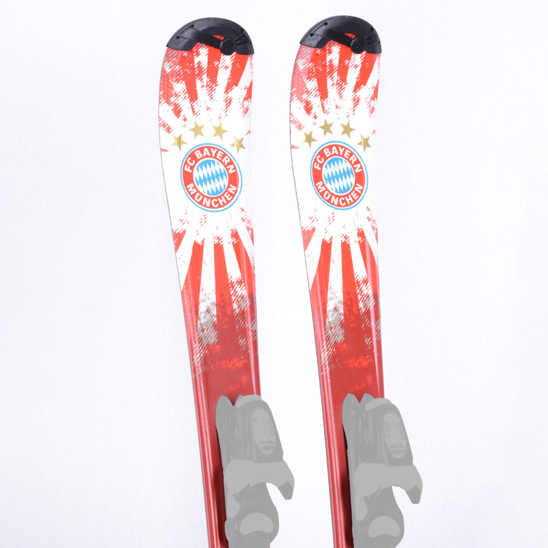 Esquis FC Bayern München vermelhos e brancos com logo e cinco estrelas