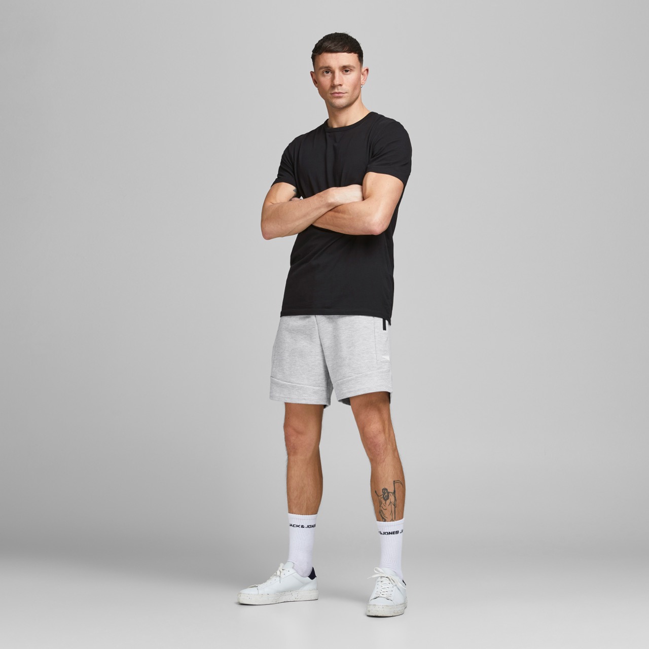 Homem com roupa desportiva preta e cinza