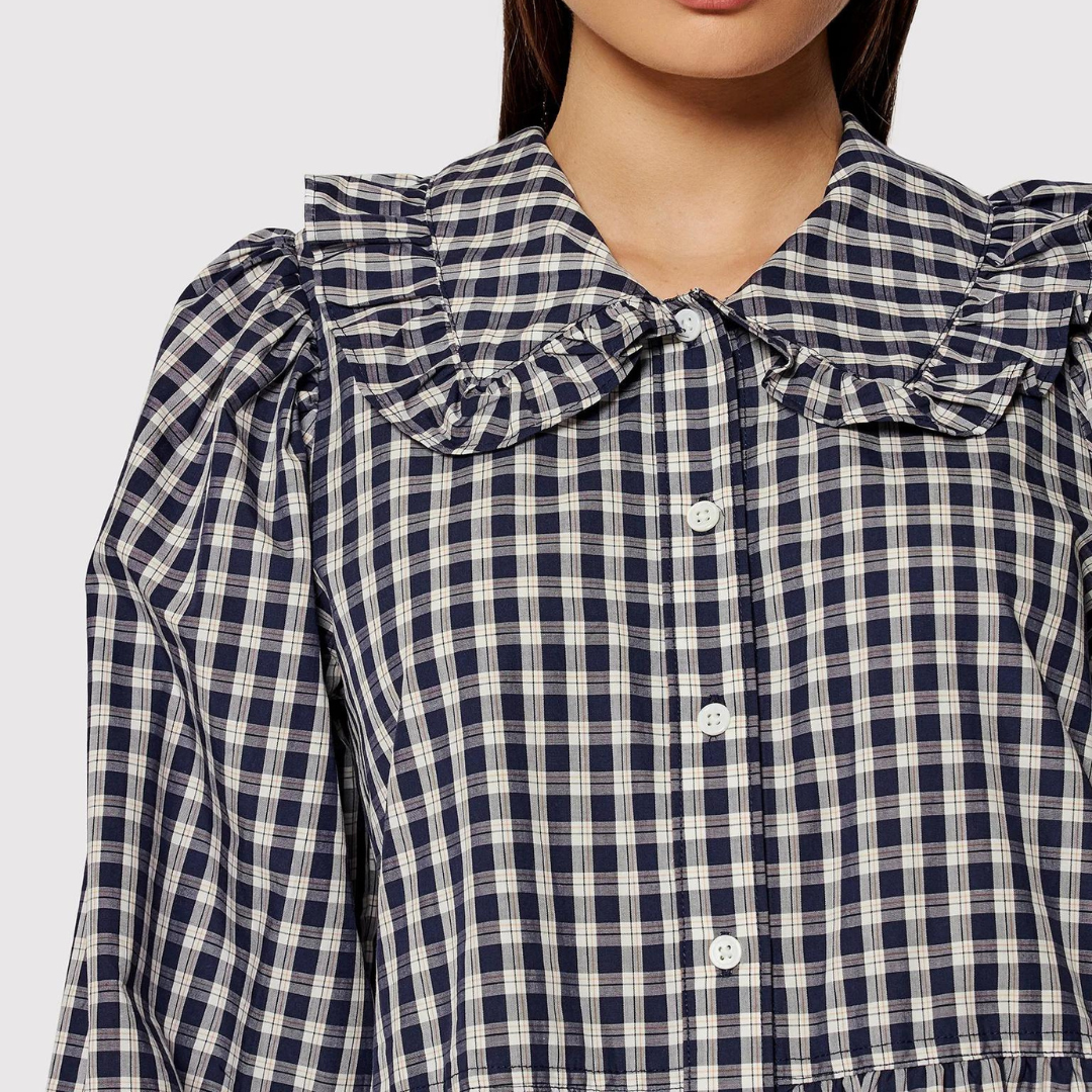 Blusa feminina xadrez azul e branca com gola babado e botões brancos