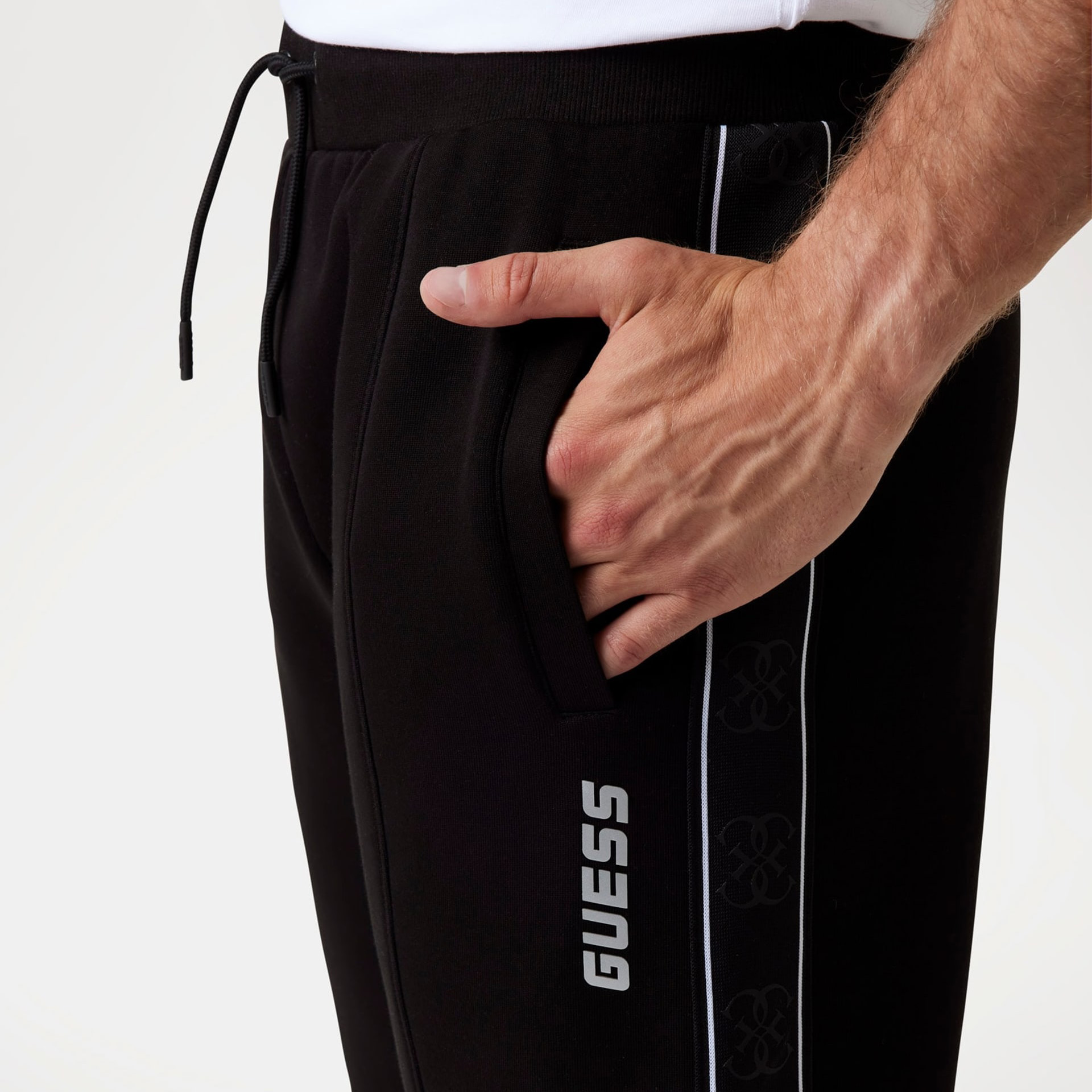 Calças de fato de treino pretas com texto GUESS