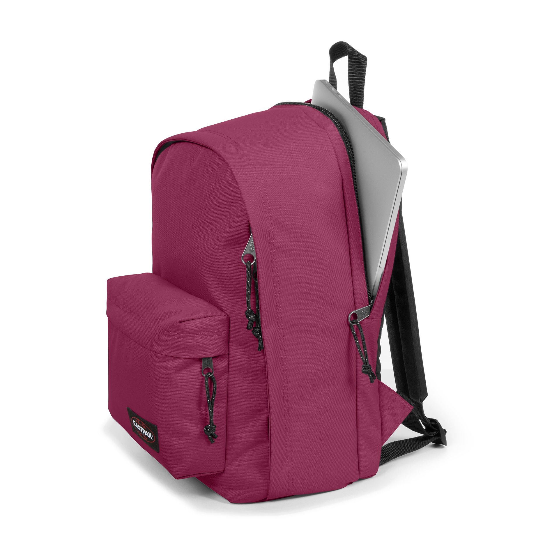 Mochila vinho com bolso e fechos pretos, alças pretas, e laptop prateado a meio de ser guardado.