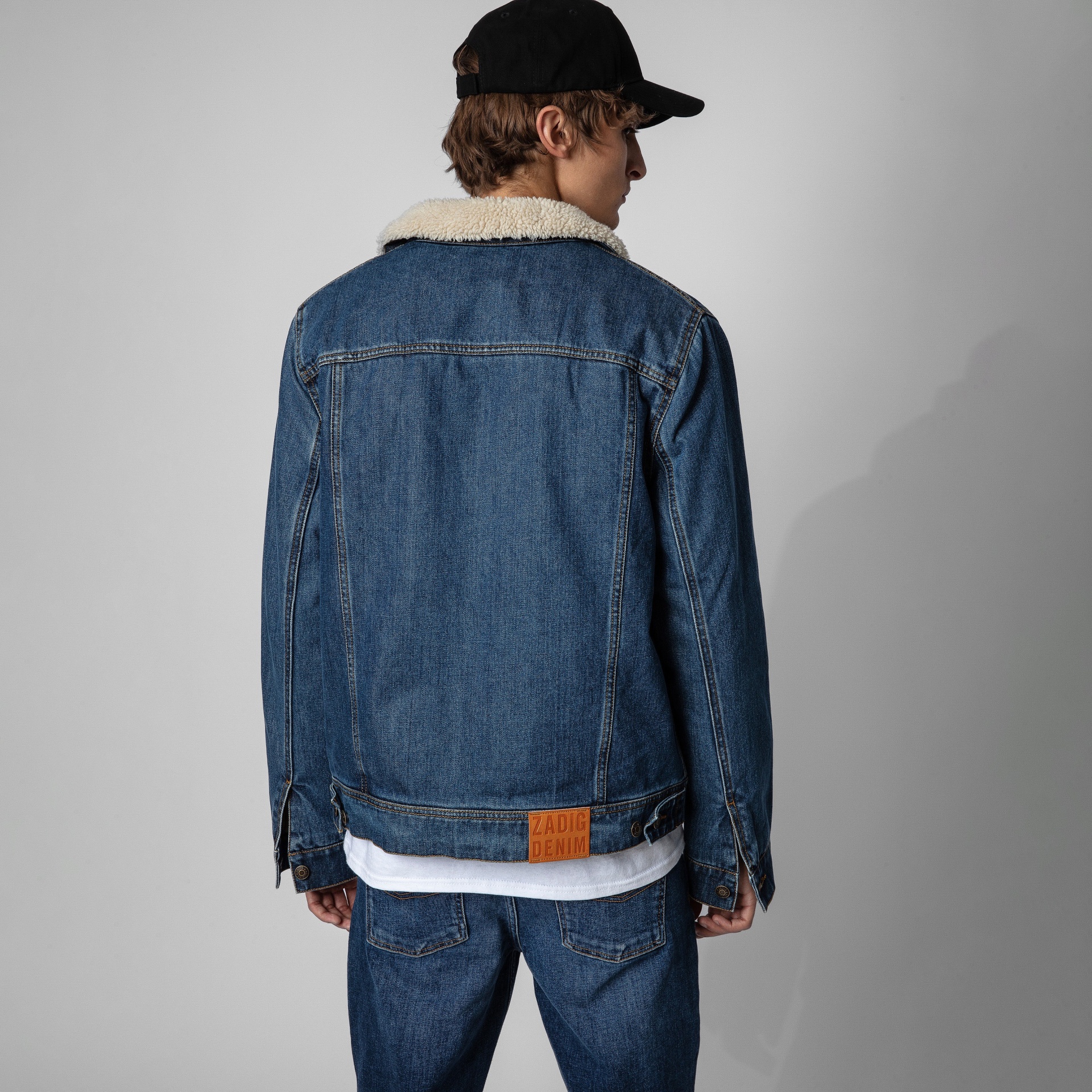 Casaco de ganga azul com gola de pelo e etiqueta Zadig Denim na parte traseira.