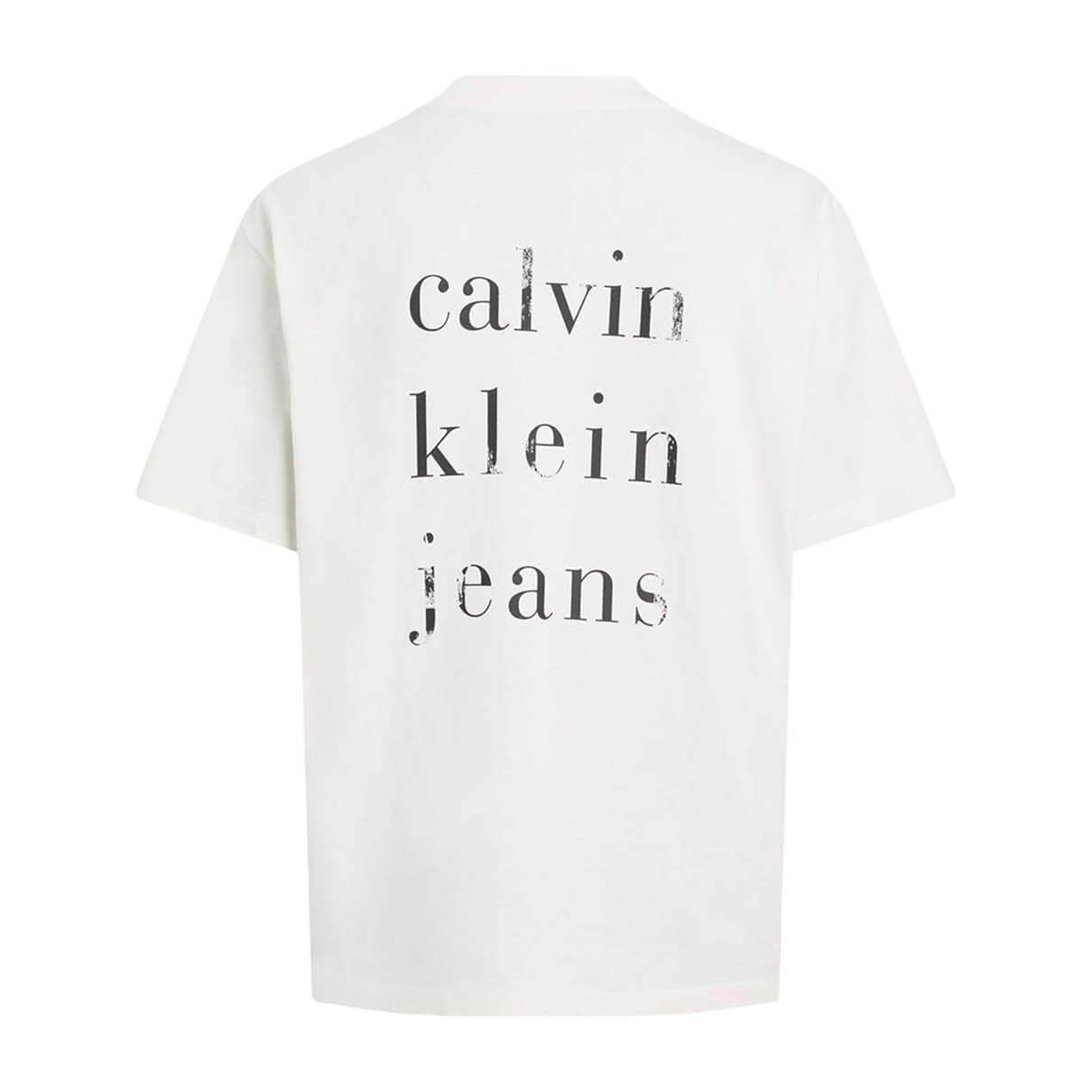 T-shirt branca com texto preto calvin klein jeans no verso