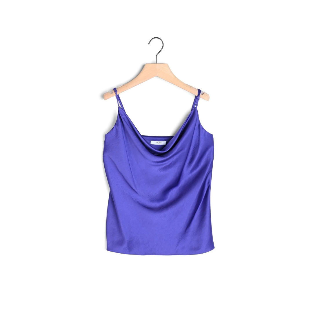 Top feminino roxo acetinado em cabide de madeira