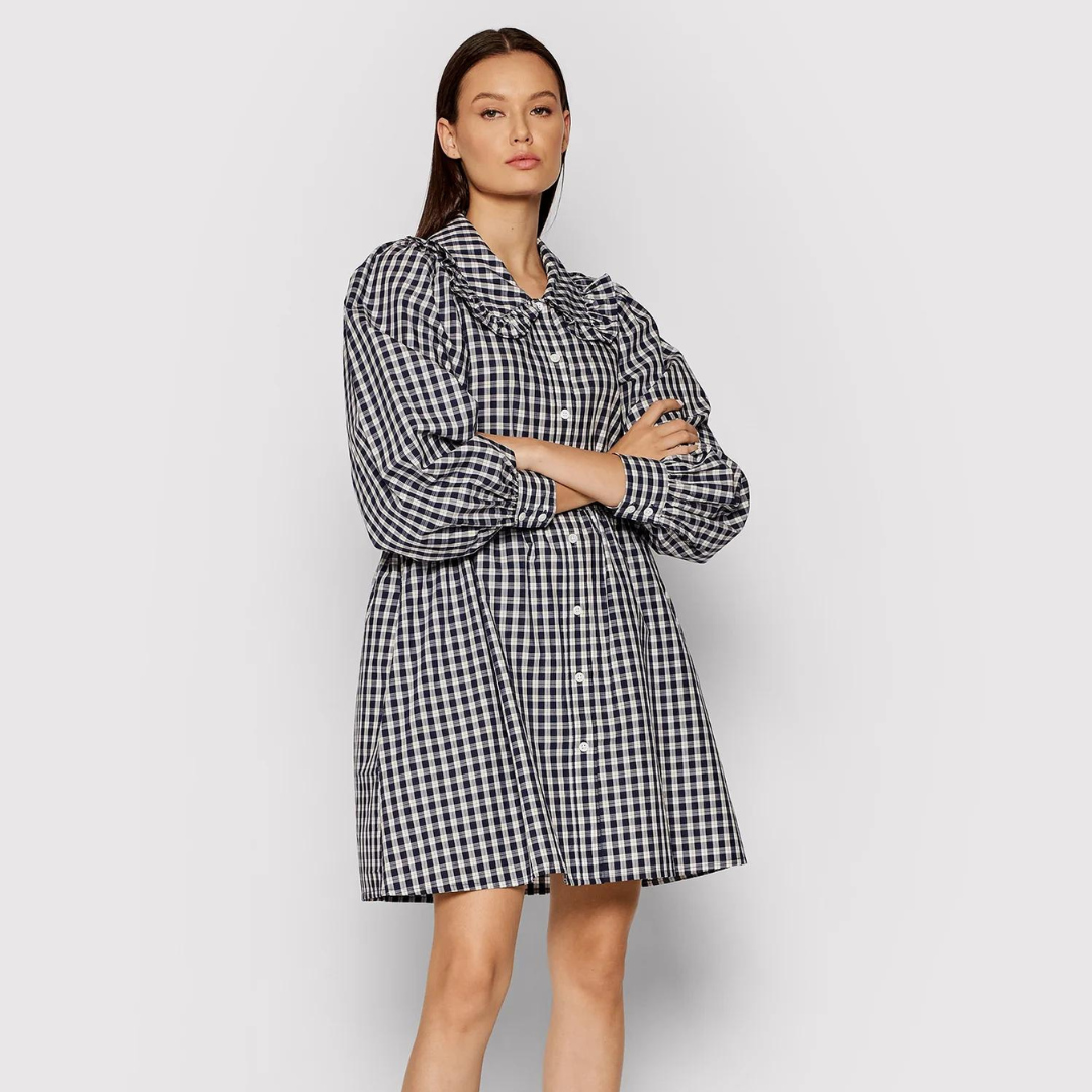 Vestido curto feminino padrão vichy preto e branco com botões e mangas bufantes