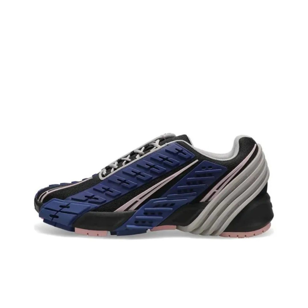 Sapatilhas desportivas azuis, cinzentas e pretas com detalhes em rosa