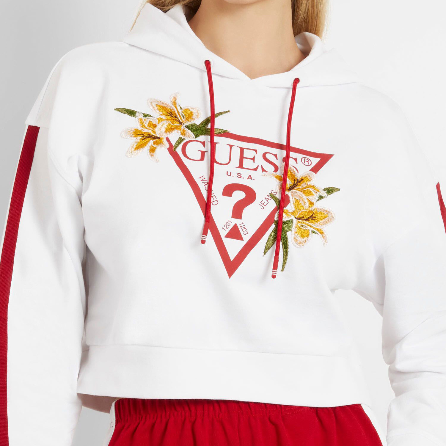 Sweatshirt branca com capuz e logótipo GUESS em vermelho com flores bordadas e cordões vermelhos.