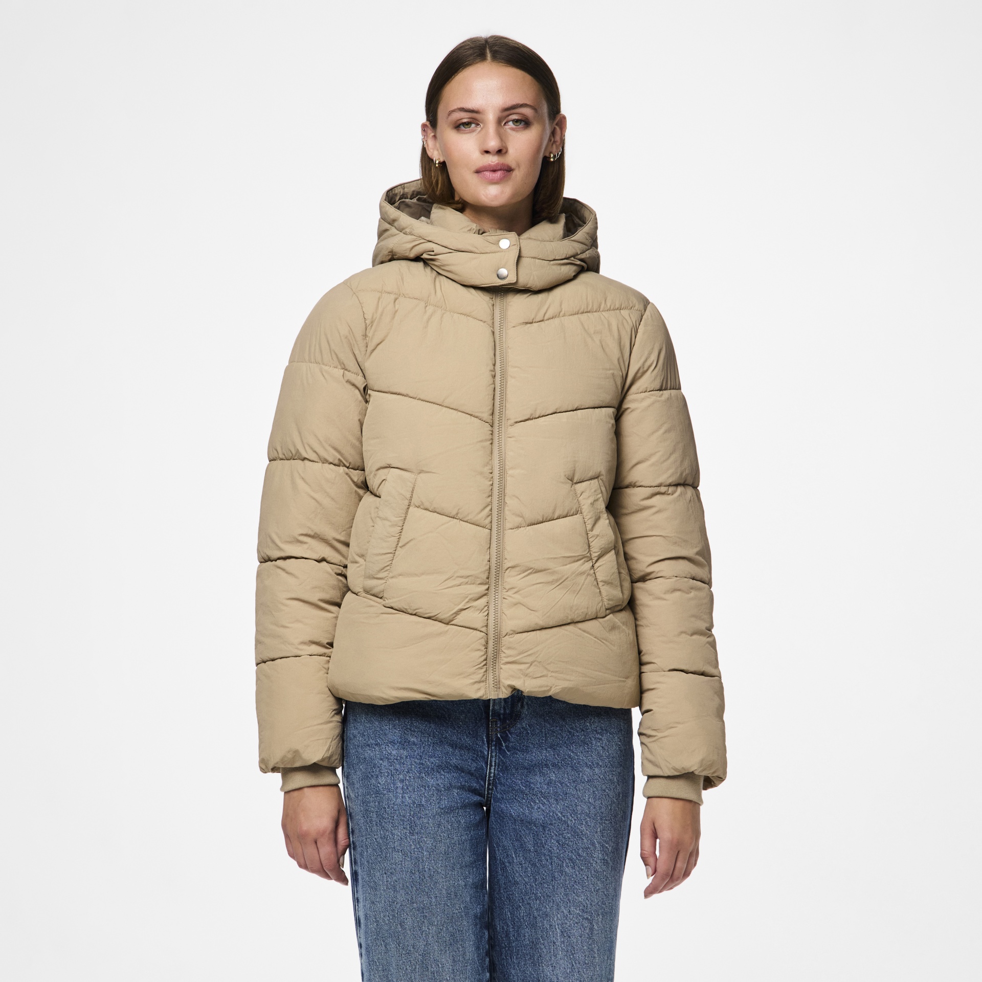 Casaco acolchoado bege com capuz e fecho de correr usado por mulher