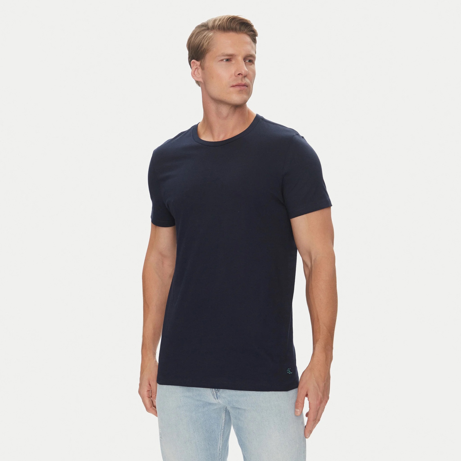 T-shirt básica de homem azul escuro de manga curta com gola redonda e jeans claros
