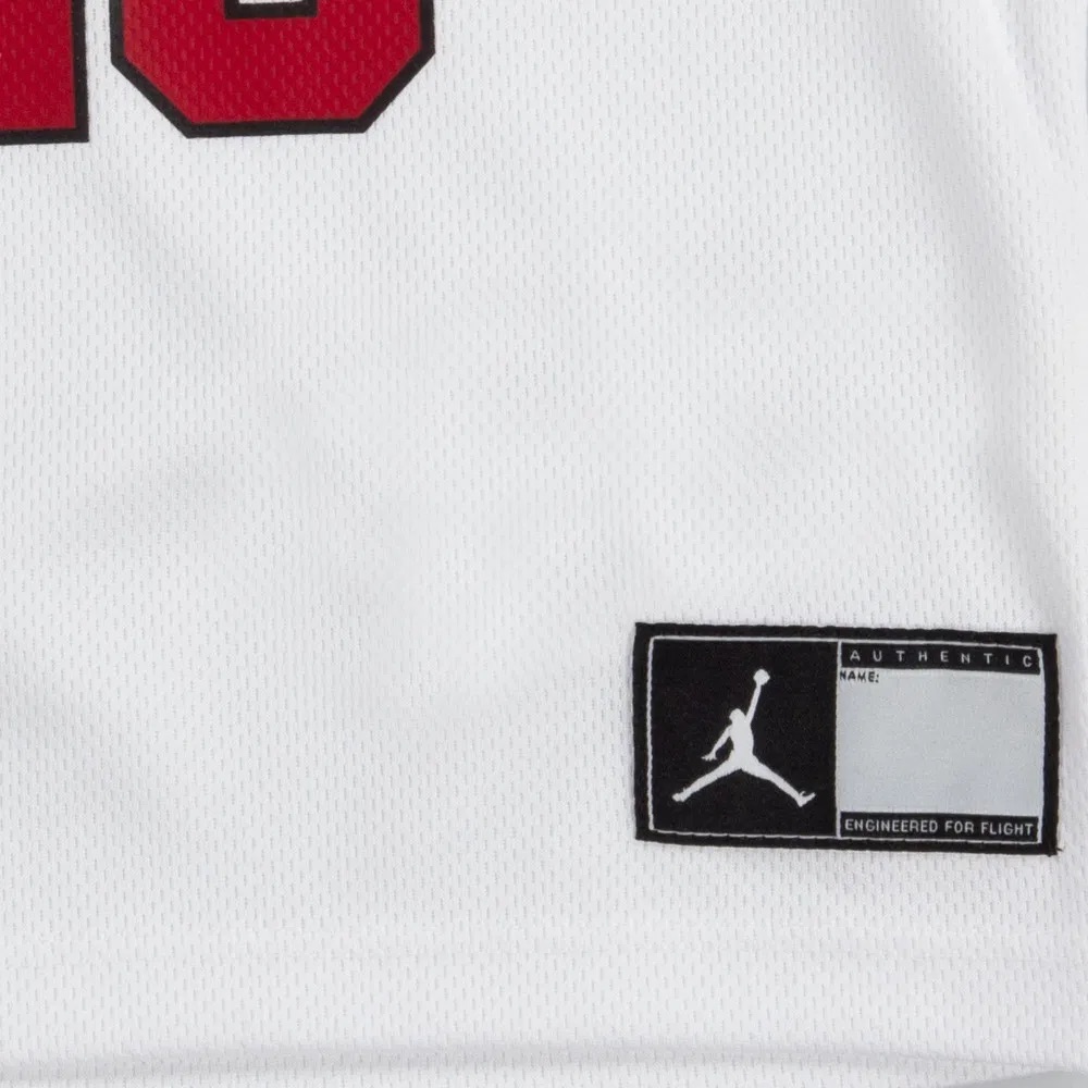 Camisola branca com número vermelho e selo preto Jordan na parte inferior
