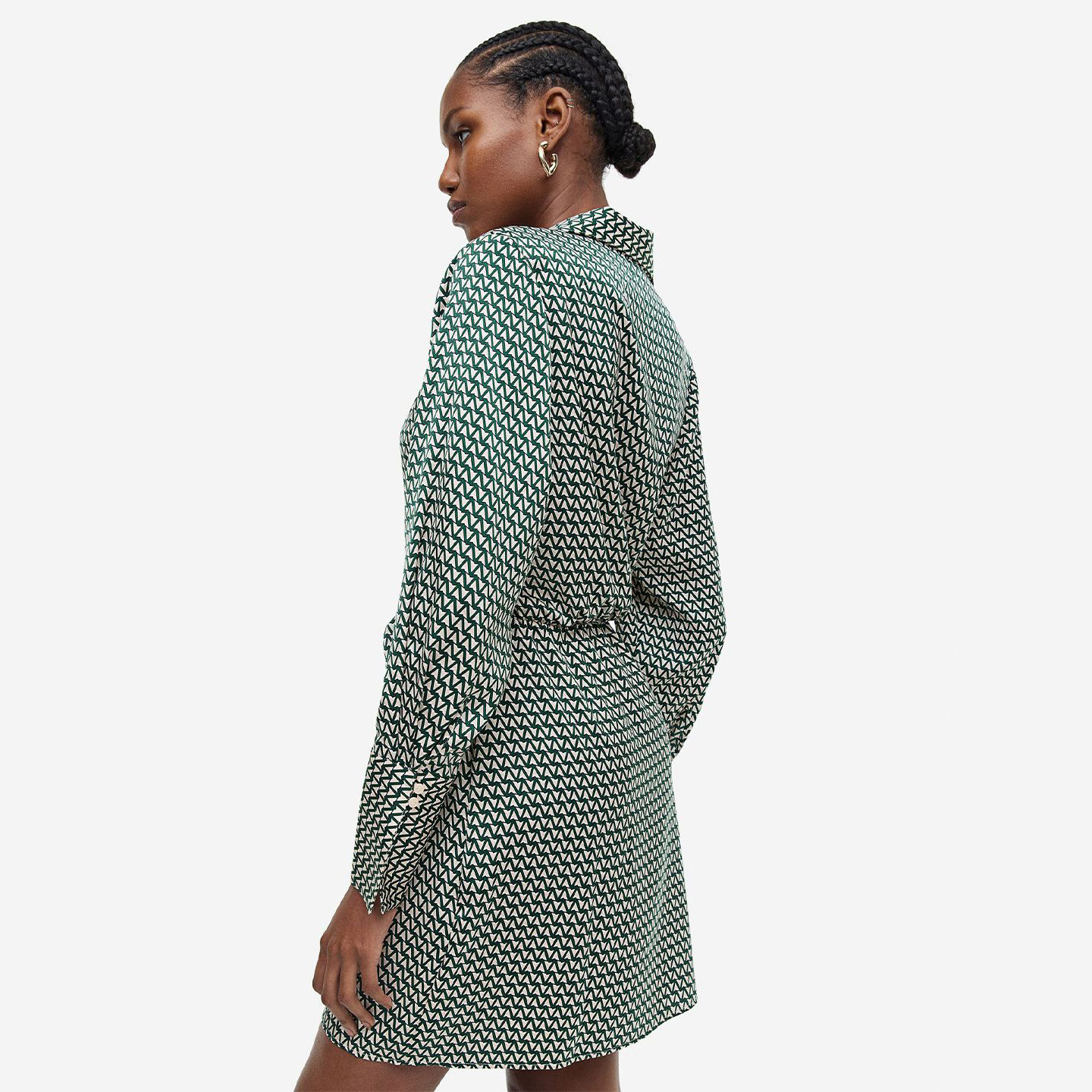 Modelo de vestido curto de manga comprida com padrão geométrico verde e branco