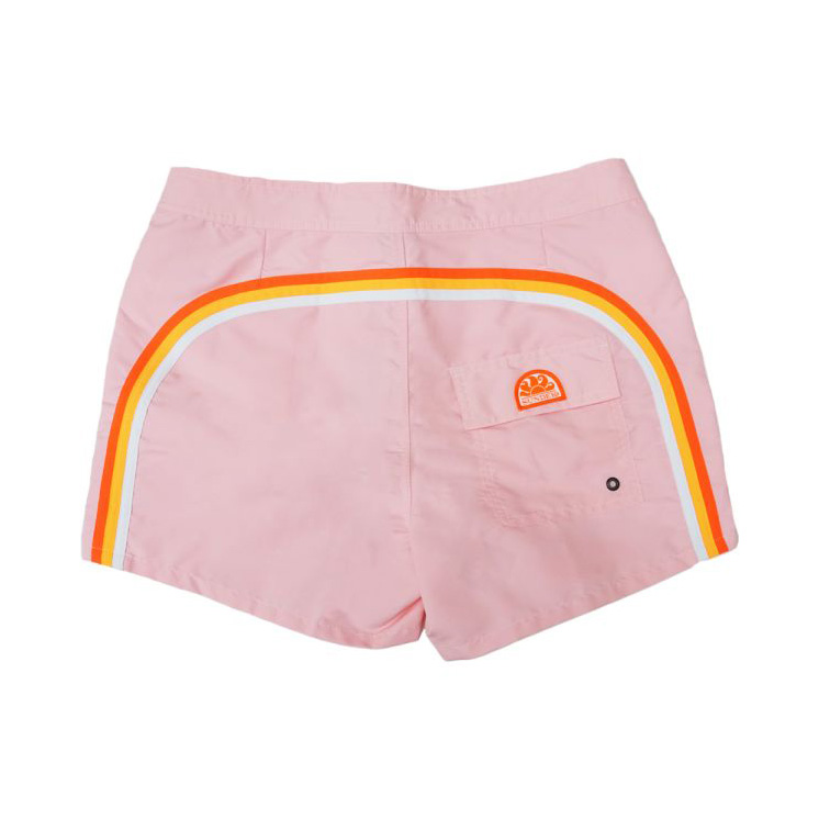 Calções rosa com riscas laranja, amarelo e branco e bolso traseiro com etiqueta laranja SunDek