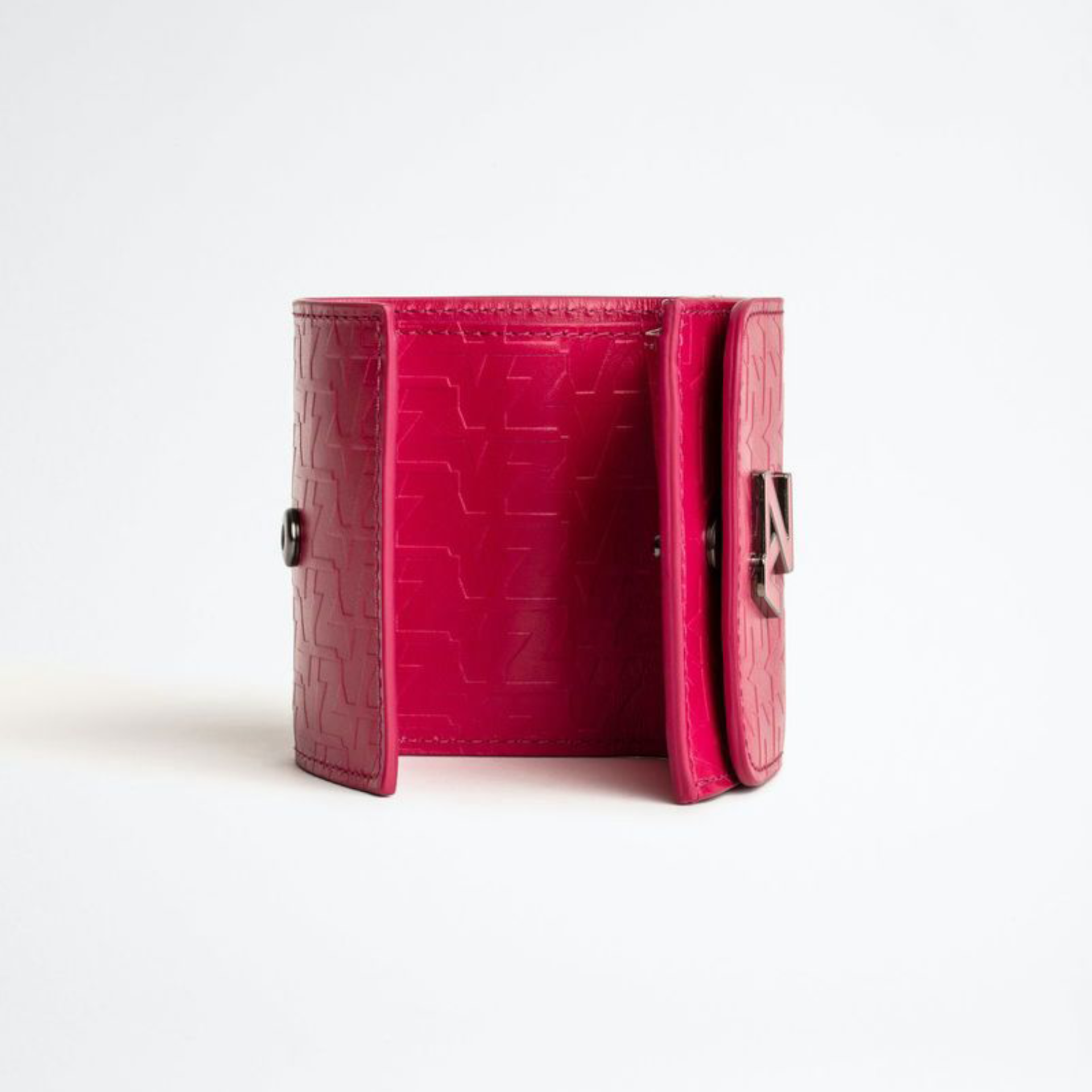 Carteira rosa vibrante com relevo e fecho metálico aberta