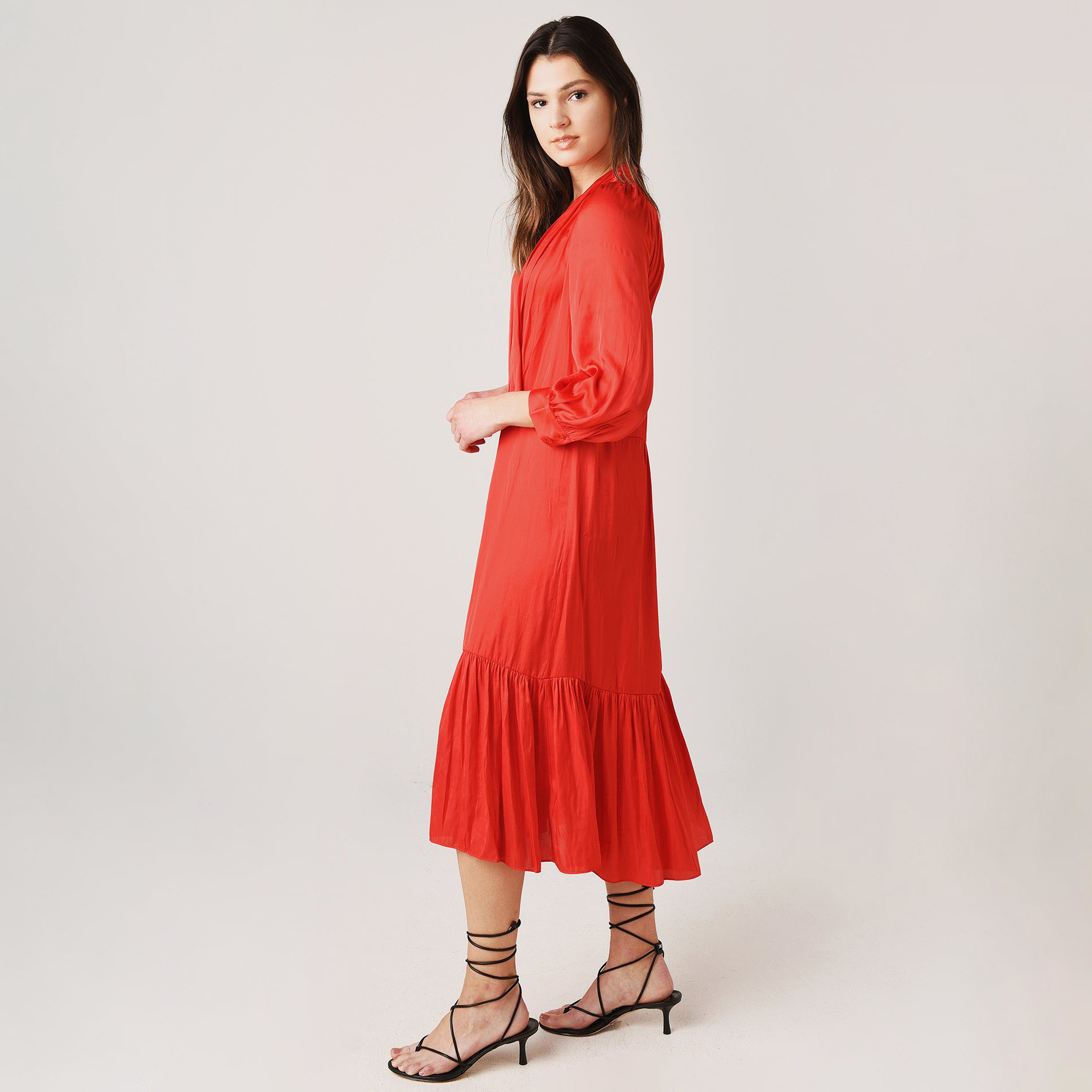 Vestido midi vermelho com mangas compridas e sandálias pretas de tacão