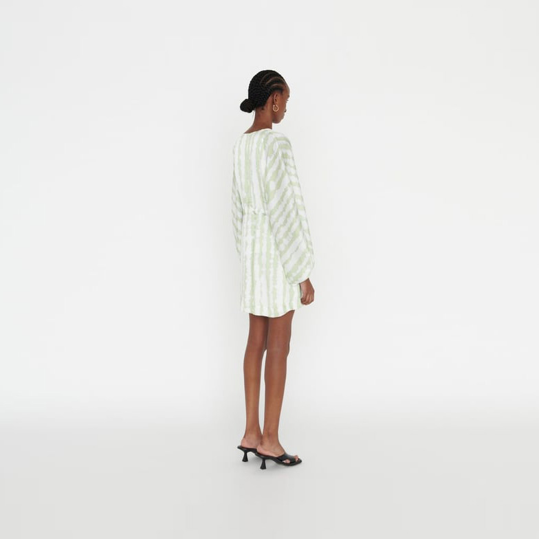 Vestido curto de riscas brancas e verde claro