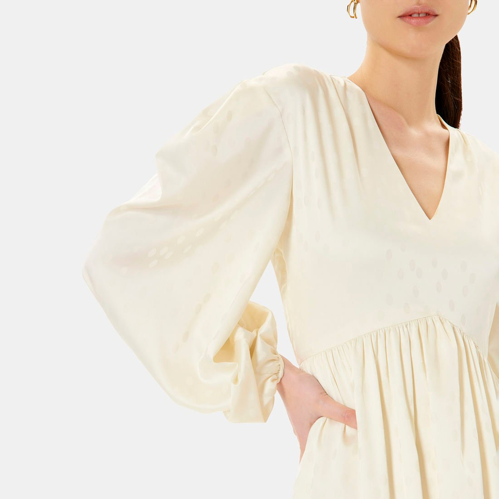 Vestido creme com mangas bufantes e decote em V