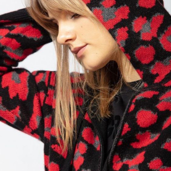 Casaco com capuz vermelho, preto e cinzento em padrão camuflado