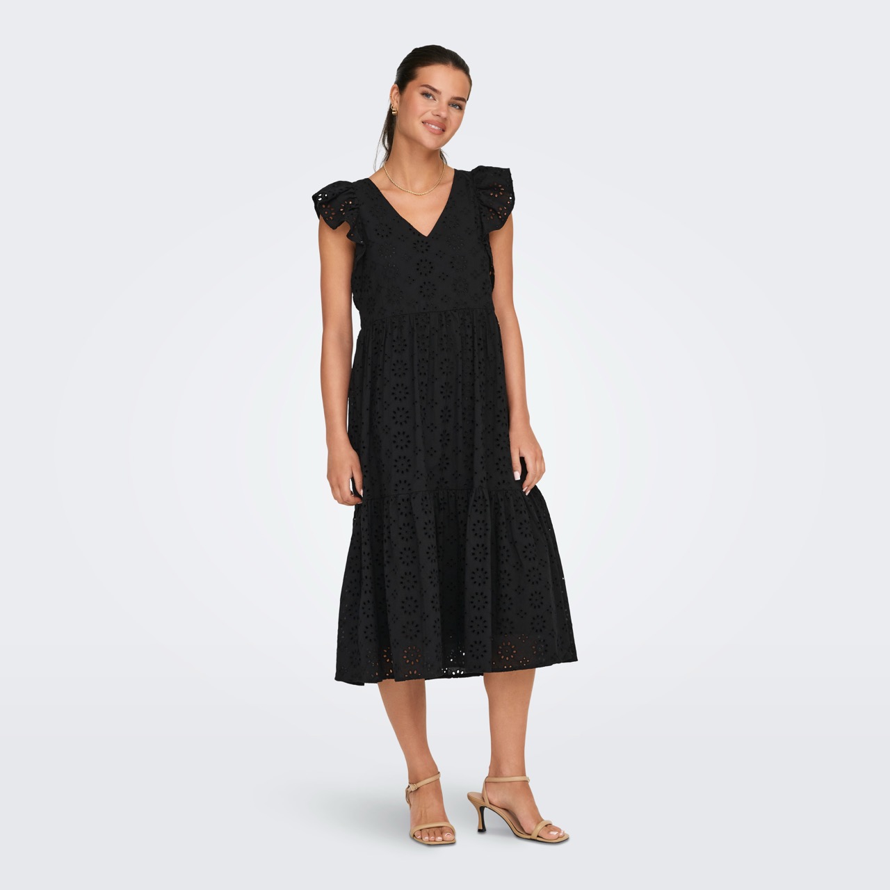 Vestido midi preto com padrão vazado e mangas curtas com folhos