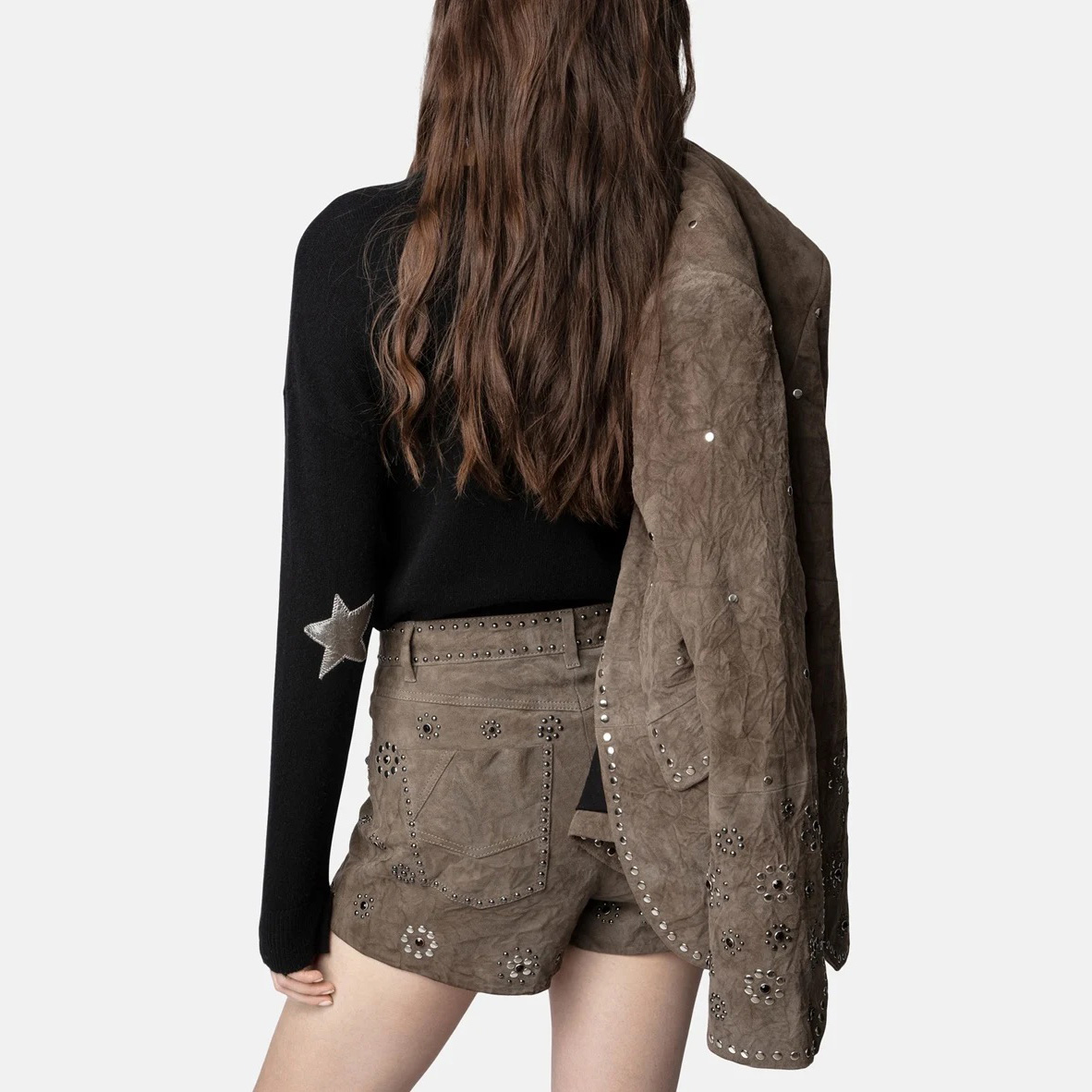 Fato completo camurça com tachas e blusa preta com estrela