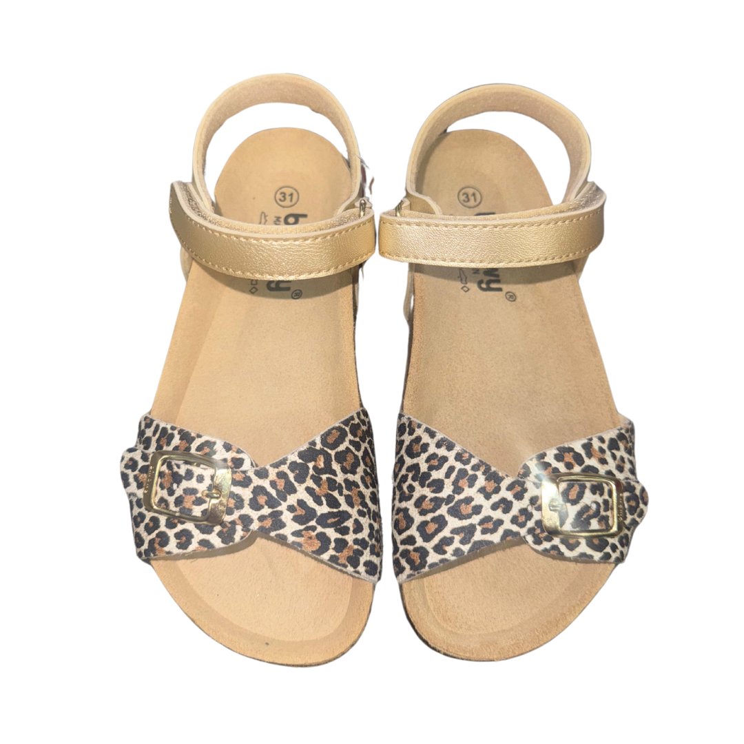 Sandálias infantis bege com padrão leopardo e fivela